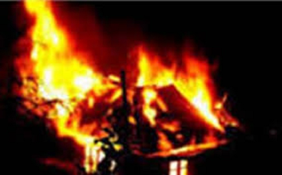 उदयपुरमा ३ घरमा आगलागी हुँदा १८ लाख बराबरको क्षति, ४० बाख्रा जले